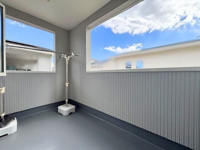 屋根のあるインナーバルコニーです。急な雨でも洗濯物が濡れにくく、日差しが強い日でも快適に過ごしやすいです。(2025年10月28日撮影)