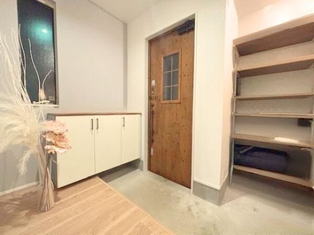 シューズボックスと収納力のある土間収納がある玄関です。ベビーカーなどもそのまま置いておけます。※小物削除加工をしています(2025年10月28日撮影)