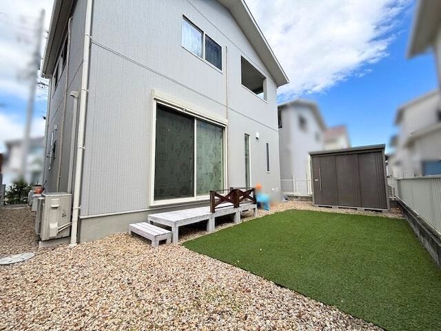 南向きで明るく、開放感があります。お子様のプールやBBQなどもできる広さです。(2025年10月28日撮影)