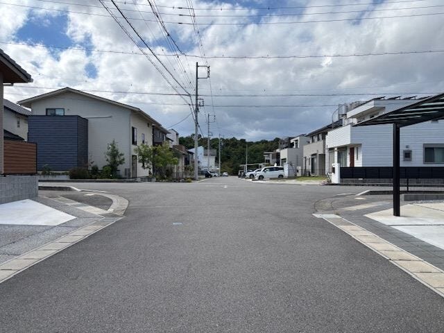 お子様と手を繋いで歩いている横を車が通り抜けれる道幅となっています。安心してお子様と一緒にお出掛けする事が出来ます。(2025年10月28日撮影)