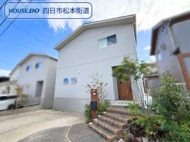 【外観】
泊山小学校/南中学校エリアの一戸建てです。バス停まで徒歩約4分、小学校まで徒歩約6分です。収納力のある土間収納やウォークスルークローゼットが魅力です◎(2025年10月28日撮影)