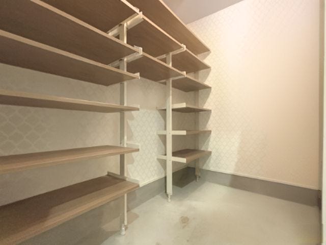 玄関土間収納:可動式の棚になっているので、お好みのレイアウトが可能です。アウターなどをかけるスペースもあります。※小物削除加工をしています(2025年10月28日撮影)