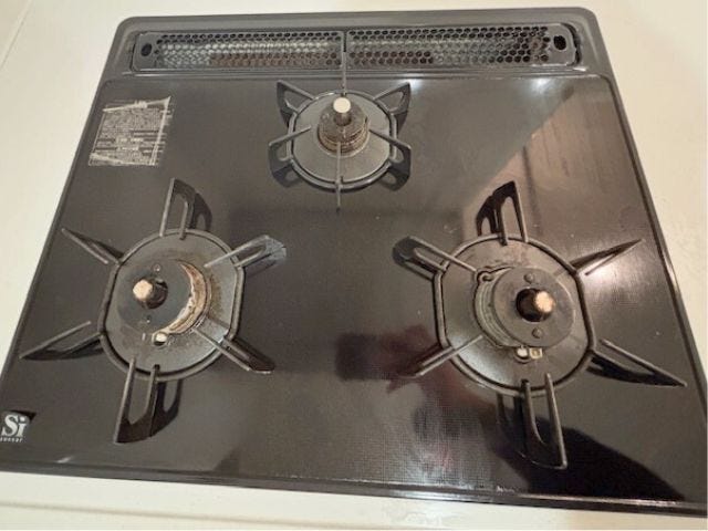 三口コンロは、一度に複数の料理を同時に作ることができるため、忙しい家事の時短になります。毎日の料理がより快適でスムーズになります。(2025年10月28日撮影)