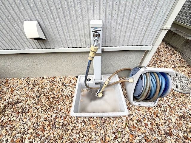 立水栓:庭の植物への水やり、洗車、掃除、ペットのシャワーなど、屋外で水を使う様々なシーンで役立ちます。(2025年10月28日撮影)