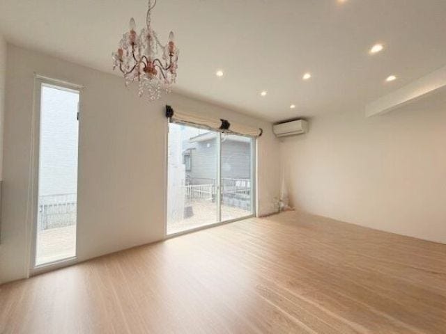 家族の集いの場となる明るい1階リビング・ダイニング。お子様が外で遊ぶ際も見守りやすく安心です。※家具消し加工をしています(2025年10月28日撮影)