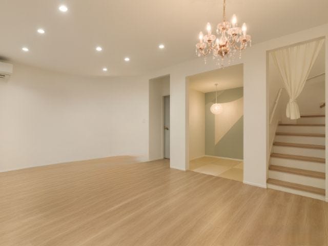 リビングの一角に、約2帖の畳スペースがあります。キッズスペースや収納部屋など、多様な使い方ができます◎※家具消し加工をしています(2025年10月28日撮影)