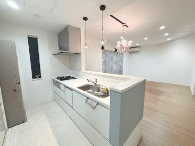 コミュニケーションのとりやすい対面式のキッチンです。リビングの様子を眺めながら料理をすることが出来ます。※家具消し加工をしています(2025年10月28日撮影)