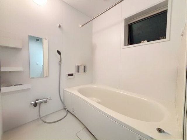 落ち着いた雰囲気の浴室は半身浴もできるベンチ浴槽なのでお子さまの入浴の際にも安心していただけます。※小物削除加工をしています(2025年10月28日撮影)