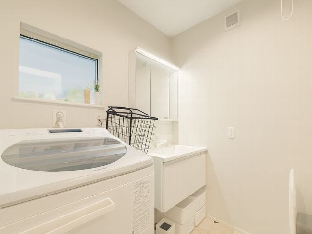 窓が付いているため、明るく換気がしやすい洗面所です。シャワー付きの洗面台は、朝の準備や掃除にも便利で、快適な毎日をサポートします。※小物削除加工をしています(2025年10月28日撮影)