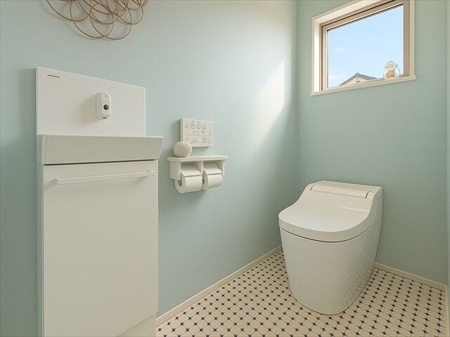 すっきりとした印象のタンクレストイレを採用。窓もあり明るい空間です。※小物削除加工をしています(2025年10月28日撮影)