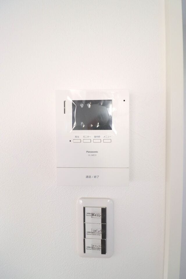 カラーモニターで訪問者をチェック。カメラ側にLEDライトがついており夜でもカラーで確認できます
