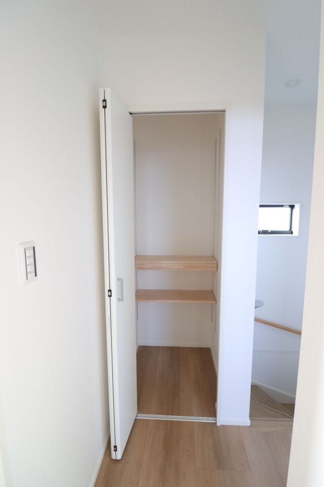 2階廊下にも収納を確保しました。わずかなスペースでも無駄にせず有効活用しています。