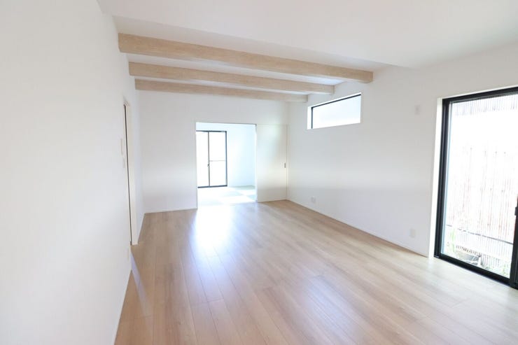 和室と合わせて22.5帖の大きなお部屋としても利用可能。ご家族の憩いの場にぴったりですね。