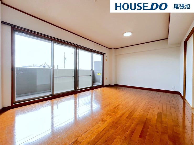 【リビング】大きな窓からは暖かい陽射しが差し込んできます。ソファやテーブルを置いても使いやすい配置で、ご家族そろってゆったりとお寛ぎいただけます。どんな家具を置こうか想像が膨らみます♪