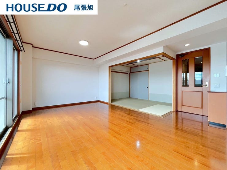 【リビング】開放感のあるリビング。掃き出し窓から採光を確保することができ、明るい空間で家族団らんできます♪ダイニングテーブルを置いてもゆとりのある広さなので、心地よい食事の時間をお過ごしいただけます♪