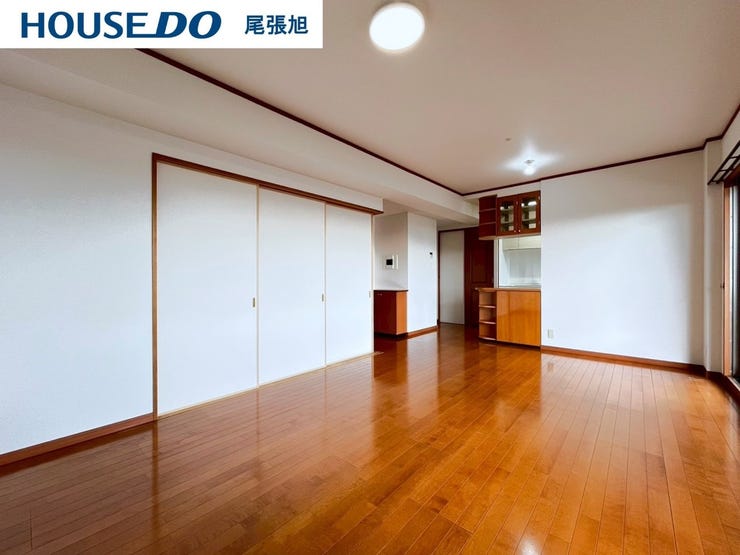 【リビング】陽当たり良好・風通し良好で光がたくさん入るリビングです。自然とみんなが集まりそうな落ち着いた空間で、家族の明るく居心地のいいお時間をゆったりお寛ぎお過ごしいただけます♪