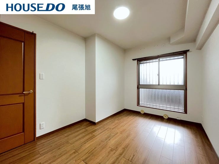 【洋室】丁度いいサイズの洋室です。トレンドになりつつあるのが、広過ぎず、快適すぎない子ども部屋。勉強と寝るだけの部屋にすることで閉じこもりがなくなり、リビングで過ごす時間が増えると言われています。