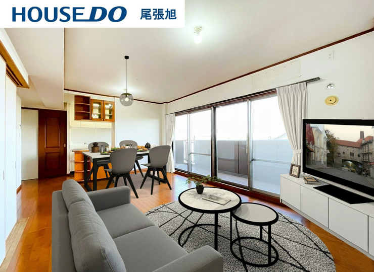 【リビング】
【リビング】大きな窓からは暖かい陽射しが差し込んできます。ソファやテーブルを置いても使いやすい配置で、ご家族そろってゆったりとお寛ぎいただけます
※実際の現地写真ですが、配置家具はイメージCGです。