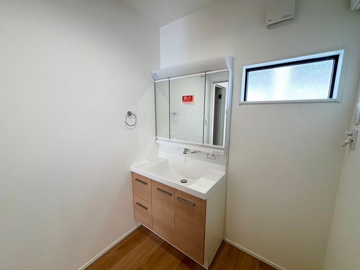 窓から自然光が差し込む、明るい洗面所。
朝の身支度も気持ちよくできる、清潔感あふれる空間です。
通風も良く、いつでも快適にお使いいただけます。