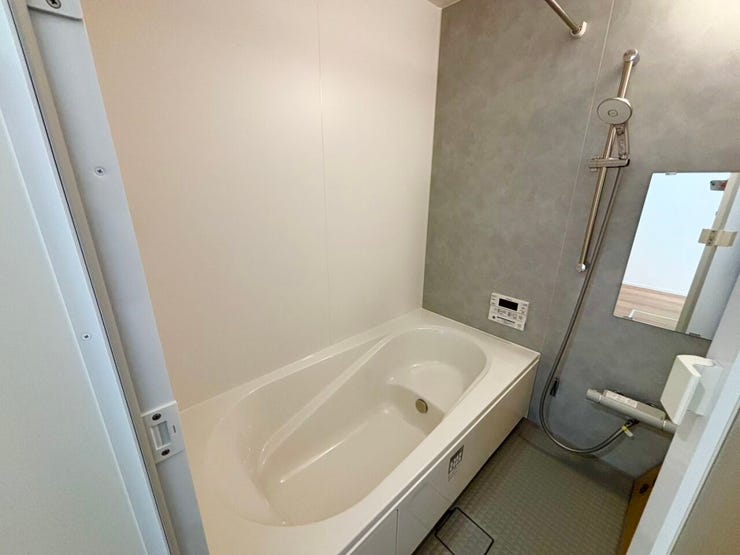 一日の疲れを癒す、足を伸ばしてくつろげる浴室。
ゆったりとした浴槽で、リラックスしたバスタイムをお楽しみいただけます。
ご家族みんなが快適に過ごせる空間です。