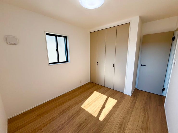 5.1帖の洋室は、優しい色合いの建具が温かみを感じさせる空間。
シンプルながらも心地よく、どんなインテリアにも調和します。
穏やかな時間が流れる、くつろぎの一室です。