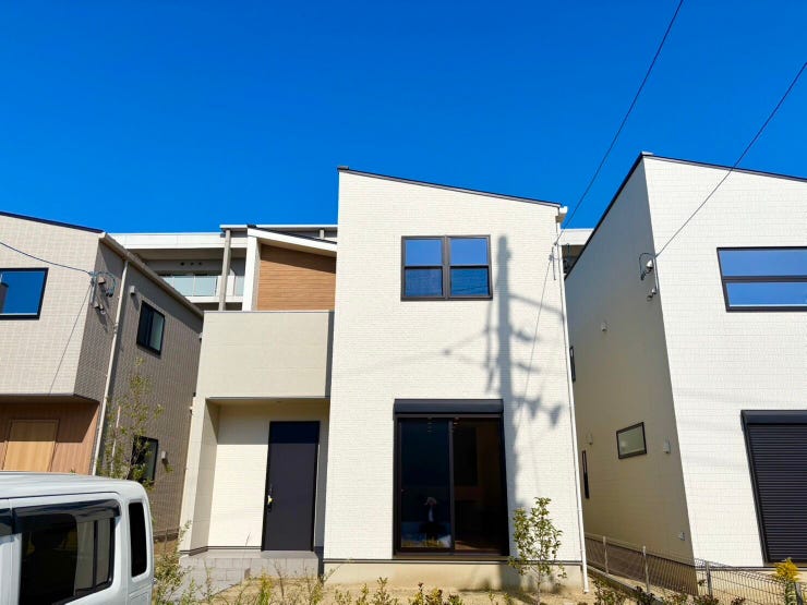 【外観】
6号棟4LDK。明るく清潔感のある白い外壁が印象的な住まい。
駐車スペースは3台分を確保しており、来客時やご家族の複数台所有にも対応可能。