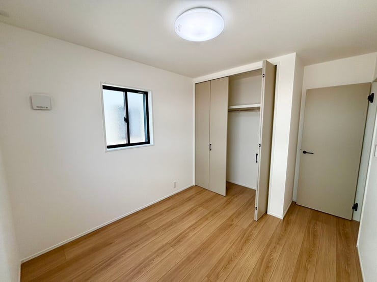 優しい色味の建具が印象的な5.1帖の洋室。
明るく柔らかな雰囲気に包まれ、毎日の暮らしを穏やかに彩ります。
寝室や子ども部屋にもぴったりの空間です。