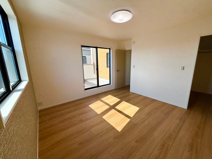 ゆとりある8.2帖の洋室に、ウォークインクローゼットを完備。
空間に溶け込むデザインで、すっきりと美しい印象に。
お気に入りのファッションを楽しめる、上質な一室です。