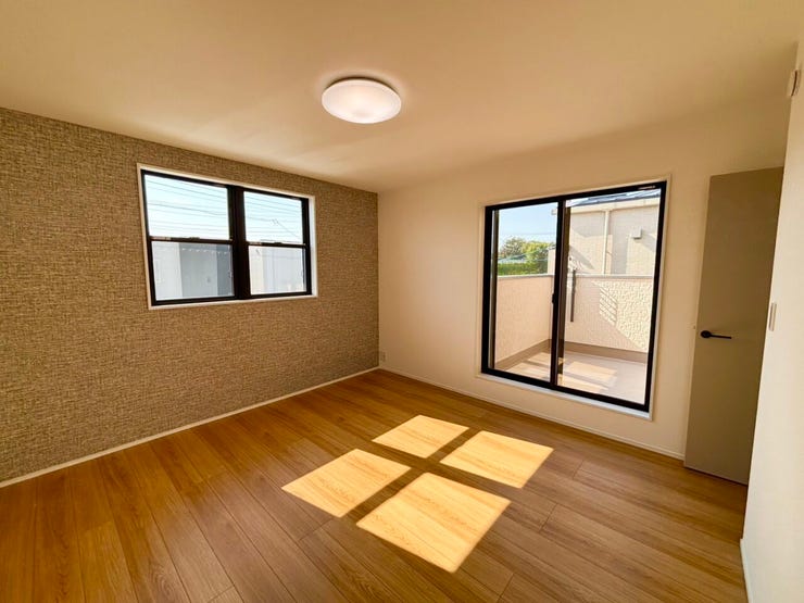 8.2帖の洋室は、バルコニーに繋がる明るく開放的な空間。
アクセントクロスが上品に映え、落ち着きのあるお部屋です。
毎日の目覚めが気持ちよくなる、心地よいプライベートルーム。