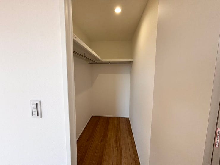 2階には使い勝手の良いウォークインクローゼットを完備。
衣類や季節物をすっきり収納でき、居室を広々とお使いいただけます。
身支度がスムーズにできる、便利な収納空間です。