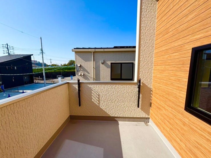 日当たりの良いバルコニーで、毎日のお洗濯も気持ちよく。
太陽の光をたっぷり取り込める、明るく開放的な空間です。
家族の笑顔があふれる、爽やかな暮らしを叶えます。