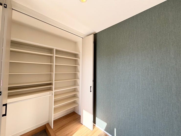 広々とした玄関には、大きな収納とセンスの光るアクセントクロス。
実用性とデザイン性を兼ね備えた、気持ちよく出入りできる空間です。
毎日の「いってきます」と「ただいま」が心地よく感じられます。