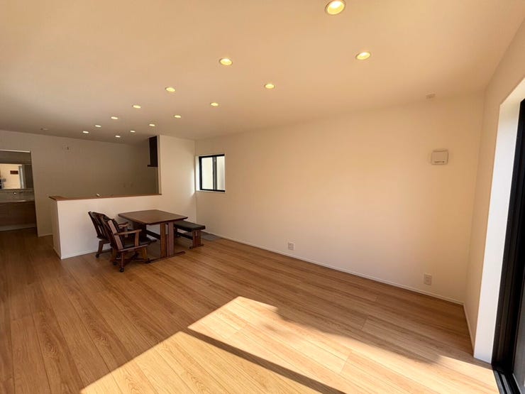 17帖の広々としたリビングは、落ち着いたデザインで心安らぐ空間に。
家族の会話が自然と弾む、温もりのあるリビングです。
ゆとりのある空間で、くつろぎのひとときをお過ごしいただけます。