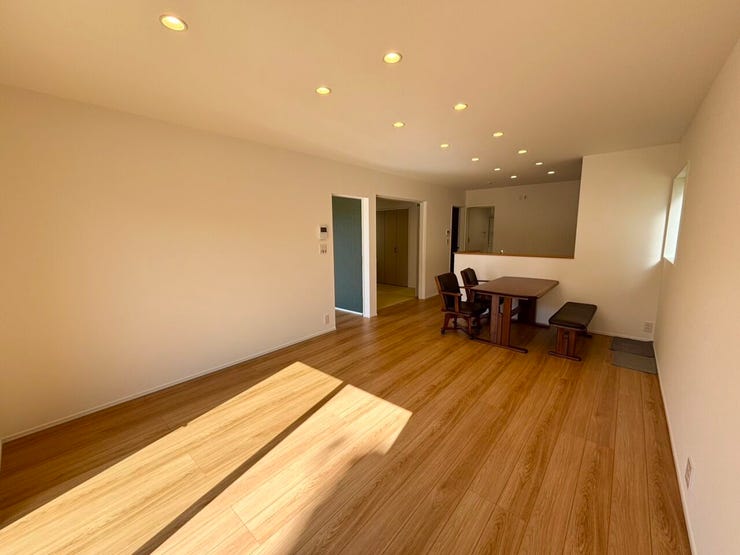 静かな時間を愉しむ大人のリビングとして、上品なくつろぎを演出します。
デザイン性と居心地の良さを兼ね備えた、特別な空間です。