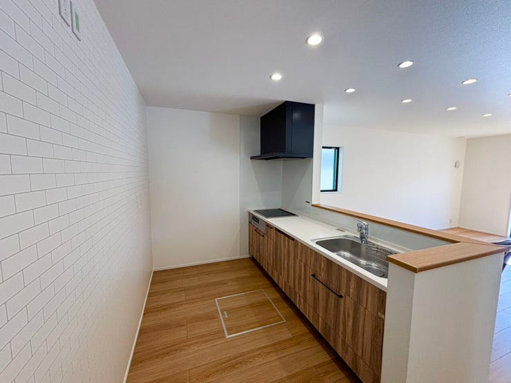 タイル調のクロスが印象的な、明るく清潔感のあるキッチン。
おしゃれなデザインで毎日の料理時間が楽しくなります。