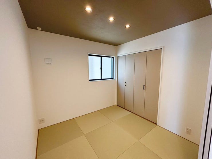 1階和室4.5帖。客間としてはもちろん、家事の合間の休憩スペースやお子さまの遊び場にもぴったり。
使い方自在の便利な一室です。