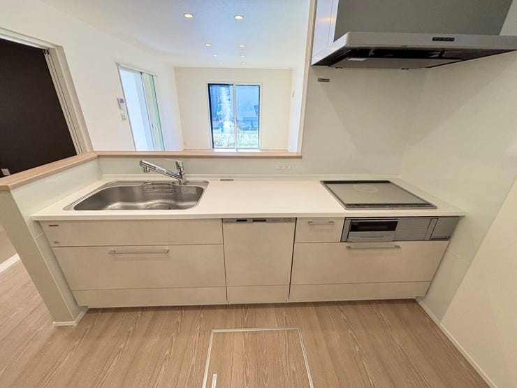 白を基調としたIHシステムキッチン。
清潔感のあるデザインで、お手入れも簡単。
毎日の料理が楽しくなる、明るく快適なキッチンスペースです。