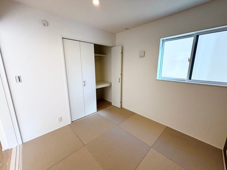 1階和室4.5帖。来客時の客間としてはもちろん、お子さまの遊び場や昼寝スペースにもぴったり。
畳の香りに癒やされる、落ち着いた空間です。