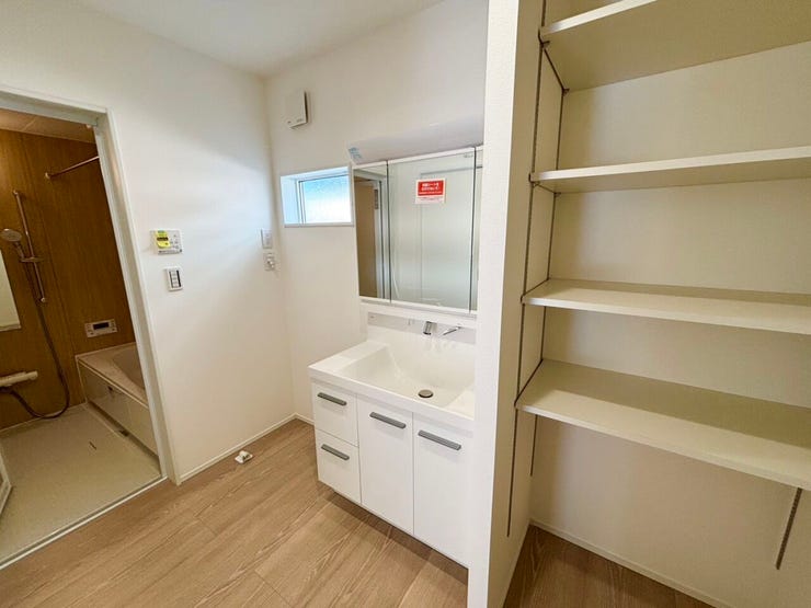 洗面台横の収納棚が、美しく機能的な空間を演出。
小物をスマートに収納でき、生活感を感じさせないデザインです。
快適さと美しさを両立した洗面スペースです。