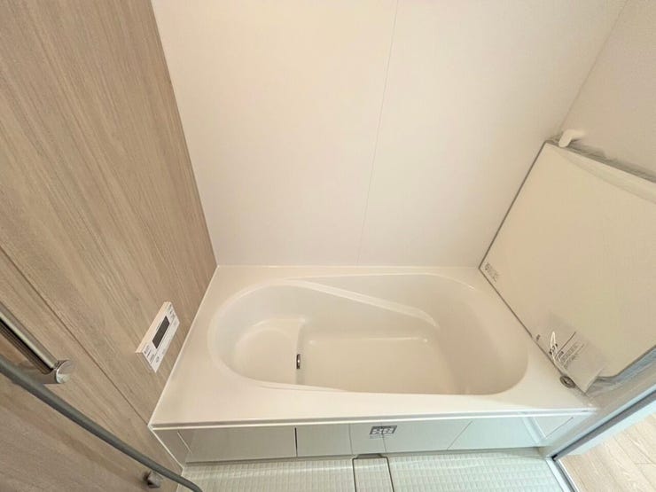 ウッド調のデザインが温かみを感じさせる浴室。
ゆったりと足を伸ばせる浴槽で、毎日の疲れを癒やすリラックスタイムを。
上質な落ち着きのある空間です。