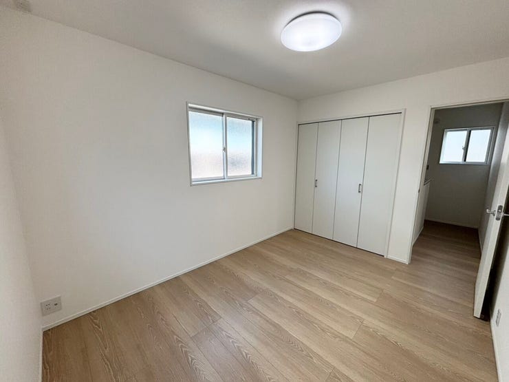 自然光が室内をやわらかく照らし、空間を広く感じさせます。
快適さと美しさを両立した、居心地の良いお部屋です。