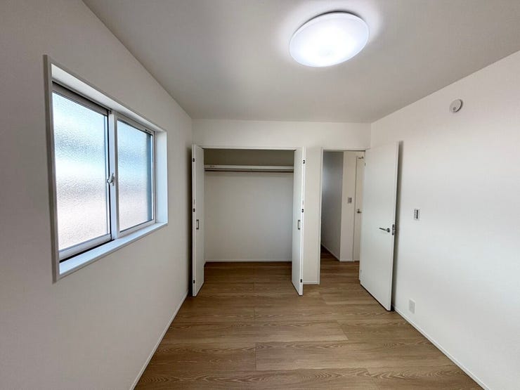 2階の6帖洋室は、白を基調とした明るく清潔感のある空間。
どんな家具にも合わせやすく、自分好みのインテリアを楽しめます。
シンプルで居心地の良いお部屋です。