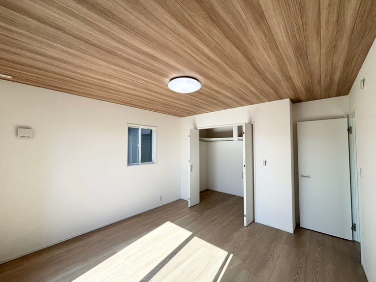 8.2帖の洋室は、ウッド調の天井が上質な雰囲気を演出。バルコニーへと繋がり明るく開放的。
ウォークインクローゼット付きで収納力も◎