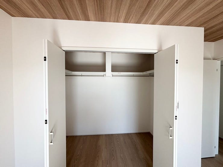2階の洋室には使い勝手の良いウォークインクローゼットを完備。
衣類や季節物をすっきり収納でき、居室を広々とお使いいただけます。