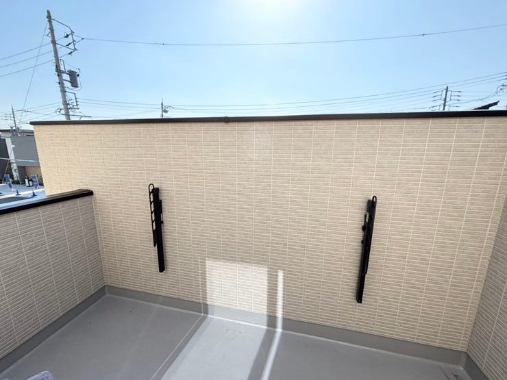 穏やかな日差しの中で、洗濯やガーデニングも楽しめます。
明るく開放的な空間が、住まい全体をさらに引き立てます。