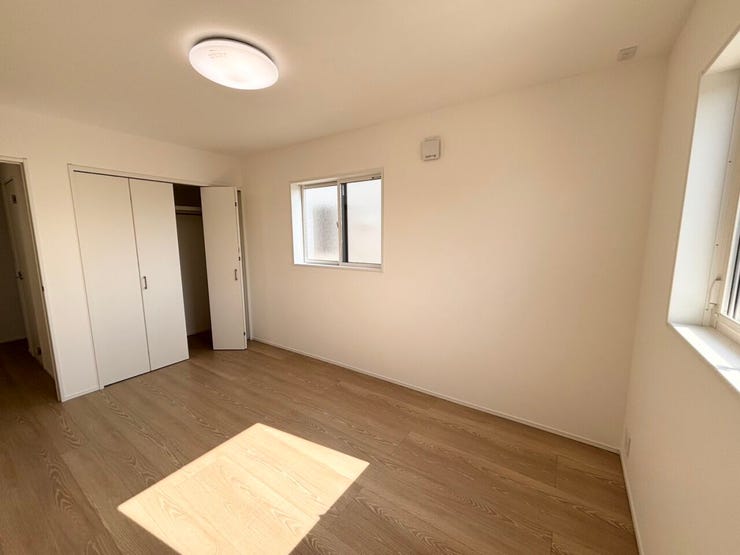 6.7帖の洋室は、2面採光で明るく開放的な空間。
たっぷりの自然光が差し込み、風通しも良好です。
心地よい日差しに包まれる、快適なプライベートルームです。