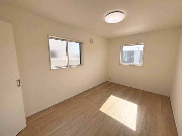 二面採光の2階6帖洋室は、陽光と風を感じられる心地よい一室。
明るく穏やかな時間が流れ、リラックスできる空間です。
シンプルでどんなインテリアにも調和します。