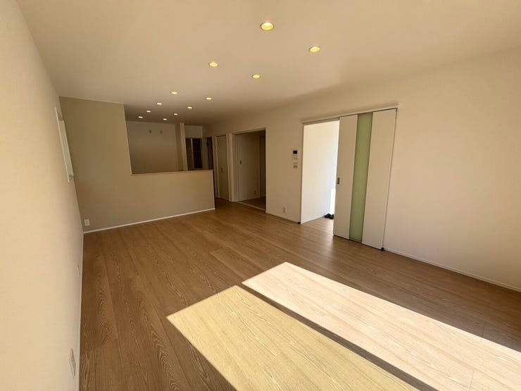 17帖のリビングは、窓からのやわらかな光が差し込む心地よい空間。
天井のダウンライトが優しく照らし、穏やかな時間を演出します。
家族の笑顔が集まる、温もりあふれるリビングです。