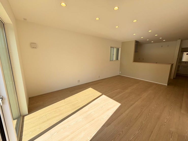 窓から差し込む自然光と、上品なダウンライトの光が調和する17帖のリビング。
柔らかな雰囲気に包まれた、落ち着きのある上質な空間です。
ゆったりとした時間をお過ごしいただけます。