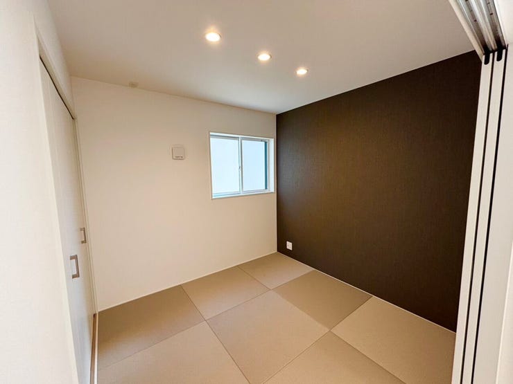 1階和室4.5帖。リビングとつながる配置で、使い勝手の良さが魅力です。
柔らかな畳の感触が心地よい和モダンな空間です。